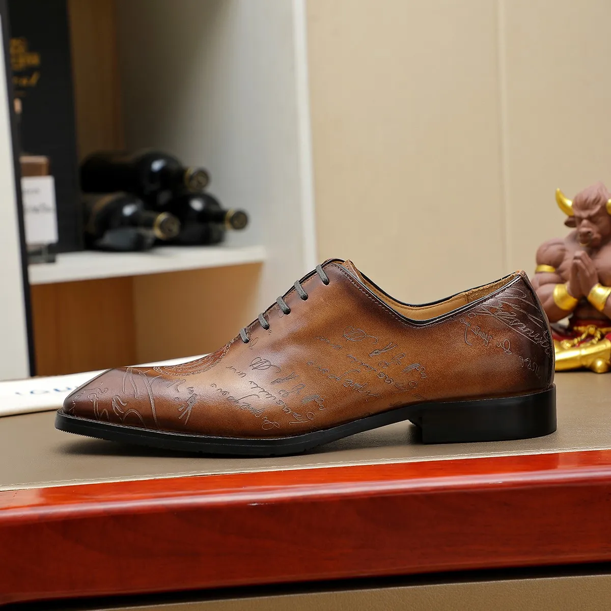 Men's shoes 💰620 💰 Louis Vuitton LV ® Autumn and Winter 🆕 models 🔛Full shoe counter First layer cowhide, 🐂leather lined casual shoes for men, super soft outsole, essential for driving. Counter synchronized original first layer cowhide completely 1:1 mold customization 🌹Top version, 2 colors available! Number: 38-45 (37.46. Customized)